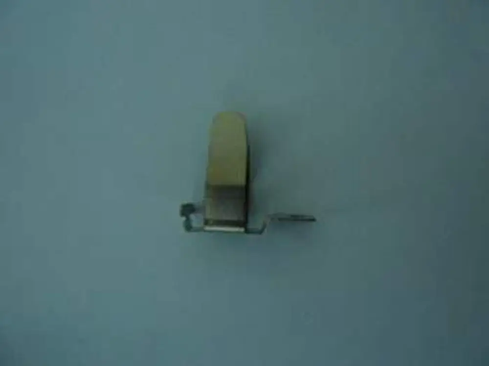 Metallene Türfeder von Remeha, in einfacher Form mit einem kleinen Hebel an der Seite, für die Befestigung an Türmechanismen.